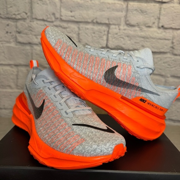 Nike Mens Invincible 3 Running Shoes Pure Platinum/Hyper Crimson DR2615-008 Sz 8 - Picture 2 of 7